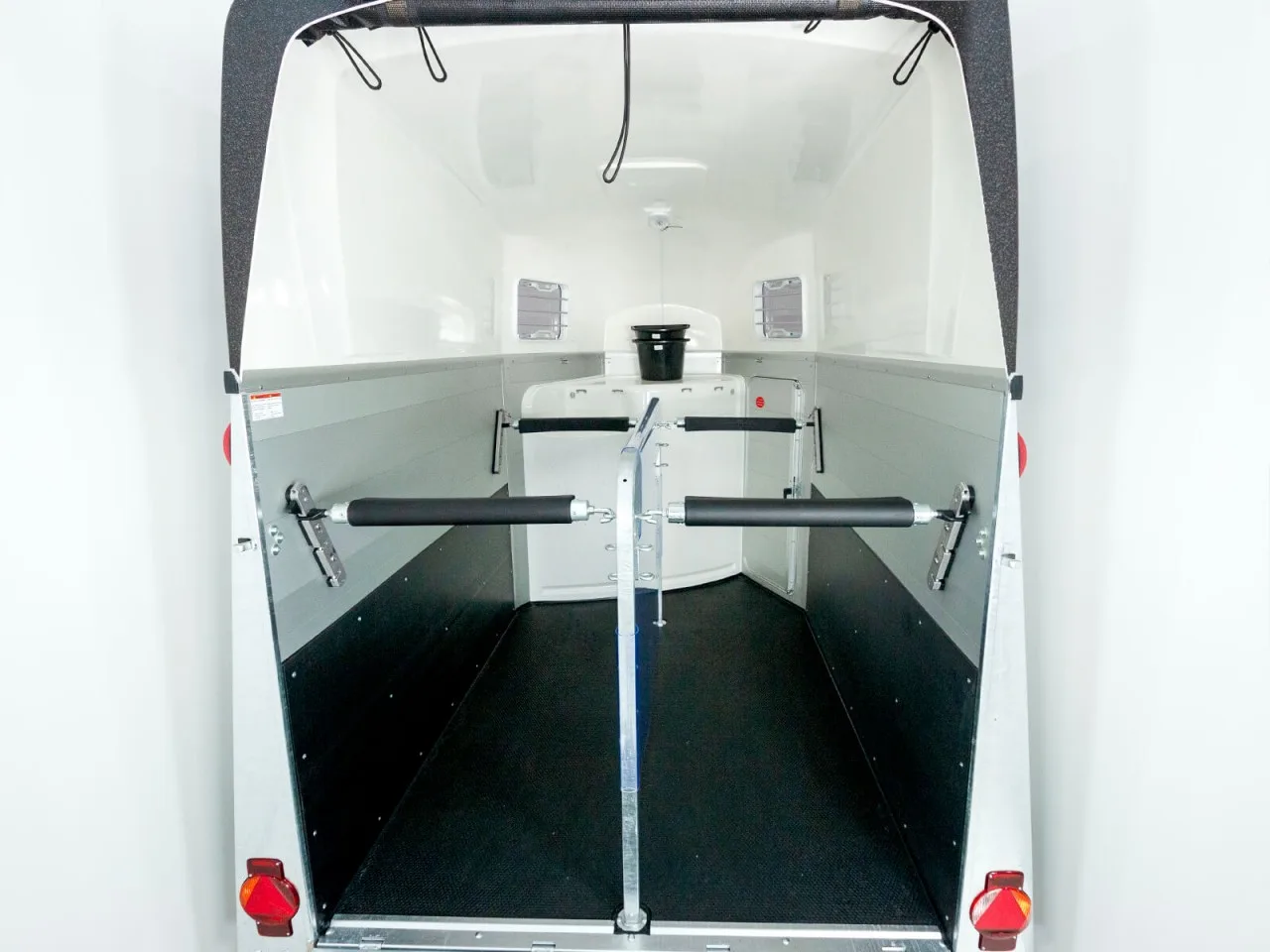 Humbaur Pferdeanhänger XANTHOS 2400|schwarz|Sattelkammer - immagine 4