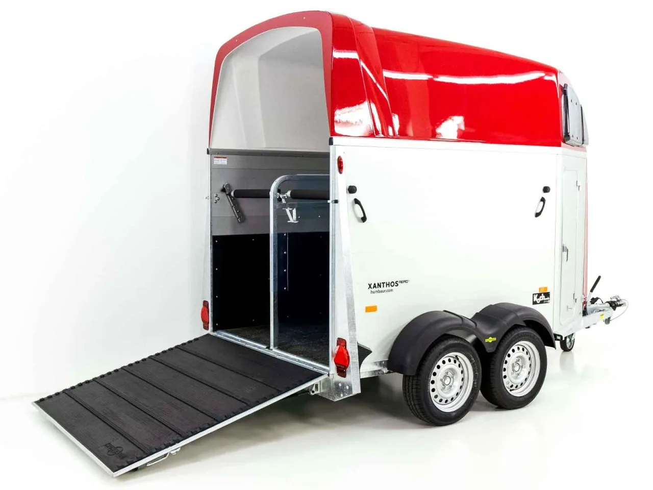 Humbaur Pferdeanhänger XANTHOS AERO 2400|rot|Sattelkammer - immagine 4