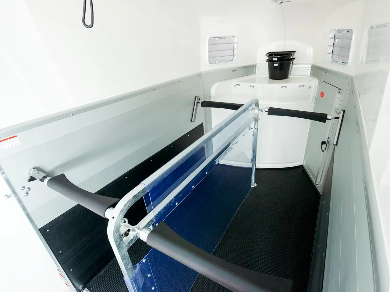 Humbaur Pferdeanhänger XANTHOS AERO 2400|rot|Sattelkammer - immagine 5